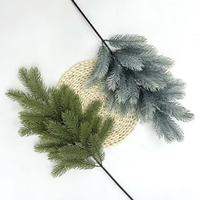Branches de pin PE artificielles en gros transfrontalier pour les fournitures de décoration d'arbre de Noël