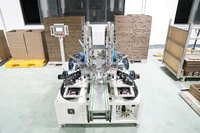Machine robotisée automatique de pose de clous aux coins des cadres sur 4 côtés, machine de jonction de cadres photo à haute production pour la fabrication de cadres photo en bois