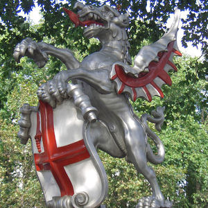 Sculpture d'extérieur réaliste abstraite de grande taille en fibre de verre et résine, statue de phénix rouge, de sirène ou de dragon - Product Image 3