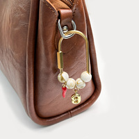 Article tendance : Porte-clés en alliage avec perles lettres et pendentif pochette piment, style simple et moderne