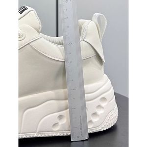 Vente en gros et au détail à l'étranger de baskets blanches super populaires, de baskets de marque tendance, et de baskets à talon invisible du fabricant. - Product Image 3