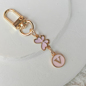 LLavero de letras de mariposa dorada personalizado, aleación de Metal, letras delicadas con nombre, llavero de coche, decoración de bolsa de auriculares - Product Image 4