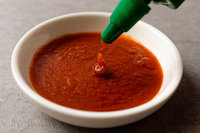 Offre spéciale Chaleur savoureuse de qualité supérieure Meilleur prix Hot Deal Sauce chili Sriracha 500ml Durée de conservation de 24 mois