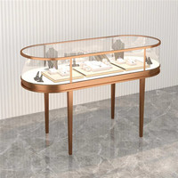 Comptoir de présentation de bijoux de luxe sur mesure en acier inoxydable doré avec plateau en verre et éclairage LED pour l'aménagement de magasin de bagues en diamant