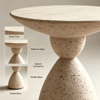 Table d'appoint minimaliste en marbre beige de luxe. Table basse en pierre naturelle élégante et durable avec base sculpturale pour un salon moderne
