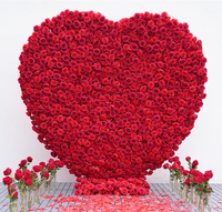 Mur de fleurs artificielles en forme de cœur rose et rouge en soie 3D entièrement fait main, personnalisable pour la décoration de mariage ou de demande en mariage