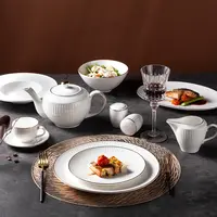Yantai tongli otel restoran altın jant kabartmalı batı tarzı beyaz seramik kaplar seti porselen akşam yemeği yemek takımı seti