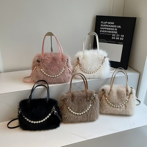 Großhandel Perlenkette - Weiche Flauschige 2-in-1 Schulter-Crossbody-Tasche Plüsch-Handtasche für Damen - Product Image 6