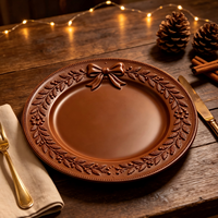 Assiette de présentation dorée classique Woju de 13 pouces, en plastique électroplaqué, avec bordure à nœud de Noël, pour la décoration de table de banquet