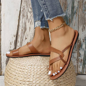 2025 여름 새로운 여성용 샌들 슬리퍼 큰 발가락 커버 미끄럼 방지 빛 여성용 편안한 유행 플랫 바닥 비치 - Product Image 1