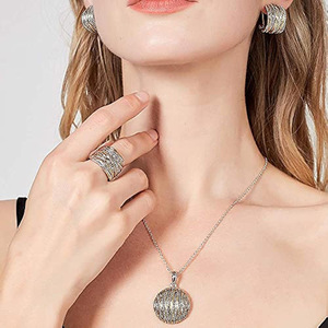 Collana con Ciondolo a Forma di Foglia di Rosa Traforata per Donne, Gioiello Floreale alla Moda per Uso Quotidiano e Regalo - Product Image 3