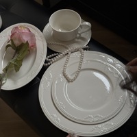 Service de vaisselle en céramique blanche émaillée avec motif en dentelle embossée de style baroque européen, ensemble d'assiettes pour dîner, service de vaisselle pour mariage