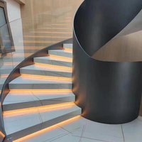 Escalier en colimaçon moderne pour hôtel-villa de luxe, design écologique, finition dorée en acier inoxydable, marches en métal et chêne