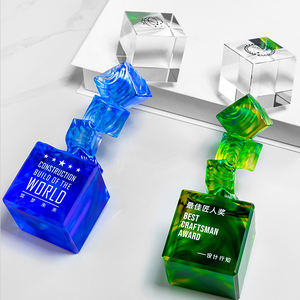 Trophée de glaçure en cristal haut de gamme en forme de cube créatif personnalisé gravé Trophée de remise de médailles de cristal de glaçure bleu vert - Product Image 2