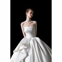 Robe de mariée de luxe classique sans bretelles en satin, style robe de bal, avec fleurs en dentelle, grande taille, corsage drapé, jupe à volants, traîne chapelle, sur mesure