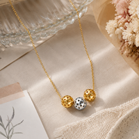 Collier Triple Breloque Balle de Pickleball en Acier Inoxydable, Sphère Creuse Ajouree, Chaîne Câble Tons Or et Argent, Cadeau