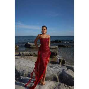 Robe de soirée longue rouge Paxton à sequins, fendue, taille empire, col montant, drapée à plusieurs niveaux, idéale pour banquets et mariages - Product Image 4