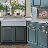 Armoire haute de cuisine Goldtop assemblée avec porte surélevée, base verte, armoires de rangement blanches, en contreplaqué / MDF / mélamine sur mesure
