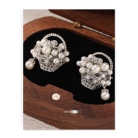 Anting-anting stud mewah bergaya vintage Prancis ala Amerika Eropa, desain niche, ringan, mewah, zircon, mutiara, keranjang bunga, bambu