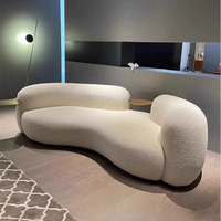 Canapé sectionnel incurvé irrégulier, canapé d'appoint en forme de nuage à forme libre avec plateau latéral en métal pour hall d'entrée de luxe ou villa