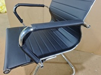 Chaise de bureau noire en similicuir à dossier moyen, non pivotante, pour visiteurs