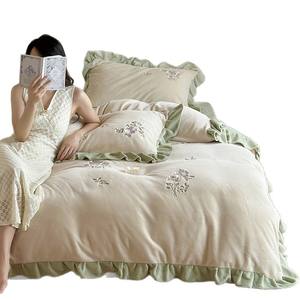 Parure de lit en polaire Duoximeimiankang 4 pièces, broderie florale style pastoral, anti-boulochage, housse de couette chaude pour l'hiver - Product Image 5