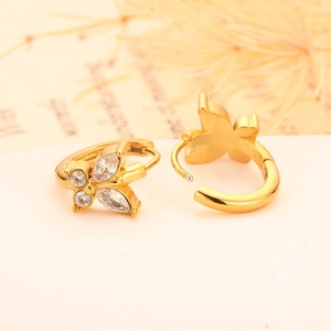 Vente en gros Nouvelles tendances Magnifiques boucles d'oreilles Huggie en acier inoxydable de forme géométrique avec zircon pour femmes Plaqué or Élégant et tendance - Product Image 5