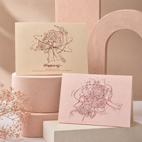 Carte de vœux personnalisée avec ruban imprimé, texte en script et illustration linéaire pour fleuriste et boîte cadeau de mariage