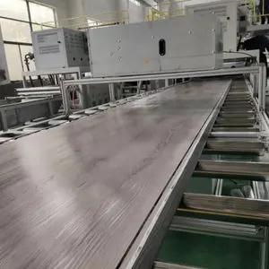 LVT Wpc บานเกล็ดเครื่องทำพื้นไวนิลโรงงานประสบการณ์10ปี SPC Panel สายการผลิต