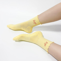 Chaussettes de Pilates antidérapantes en coton avec logo brodé et points de préhension pour femmes, idéales pour le yoga, la barre et l'entraînement en studio