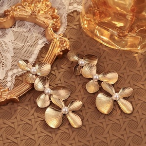 ต่างหูระย้าทรงดอกไม้ประดับเพชรชุบทองอัลลอยด์สไตล์ยุโรปอเมริกันยุคกลาง ดีไซน์หรูหราแบบเรโทร - Product Image 3