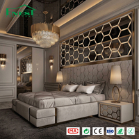 Lit mural Art Déco haut de gamme avec table de chevet en nid d'abeille doré, ensemble de chambre à coucher, personnalisation complète pour projets de villas, hôtels et manoirs