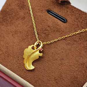 Collar con Colgante Minimalista de Plata 925 Chapado en Oro con Circonita Roja de UM Jewelry, Venta al por Mayor para Unisex/Hombres/Mujeres - Product Image 5