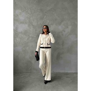 Ensemble chic en tricot pour femme, pull couleur os avec détail poche, taille S, tenue élégante pour un usage décontracté - Product Image 4