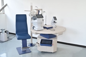 Unidad de Silla y Mesa de Refracción Motorizada Oftálmica HD 360 con Componentes Ópticos, 1 Año de Garantía para Hospital - Product Image 3