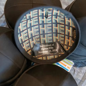 Kippah Ebraica di Lusso Nera <span class=keywords><strong>con</strong></span> Ricamo Personalizzato, Yarmulke per Uomo, Regalo per Cerimonia Bar Mitzvah, Souvenir per Adulti - Product Image 1