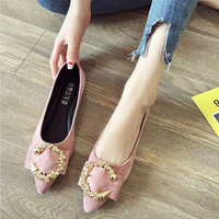 Chaussures plates polyvalentes et à la mode pour femmes avec ornements en métal dans le style de travail.