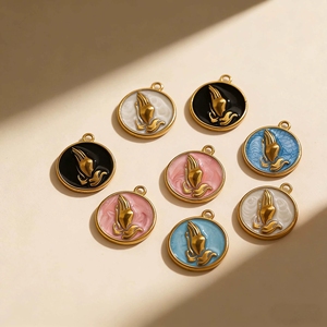 Collier pendentif Mains en prière en acier inoxydable Twinkle, plaqué or 18 carats PVD, avec breloques pièces de monnaie, motif '<span class=keywords><strong>Dieu</strong></span> bénisse', idéal pour la prière, en promotion, cadeau - Product Image 3