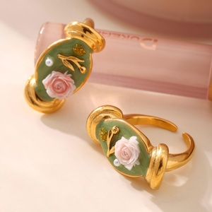 Bague en acier inoxydable plaqué or 18 carats PVD, design tendance pour femmes, série de <span class=keywords><strong>peinture</strong></span> à l'huile de fleurs en émail de perle baroque - Product Image 4