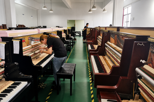 <span class=keywords><strong>Pianoforte</strong></span> Verticale Bianco Professionale CARNALL UP-126 in Legno Massello di Mogano, <span class=keywords><strong>Pianoforte</strong></span> Acustico Ecologico a 88 Tasti con Logo Personalizzato - Product Image 5