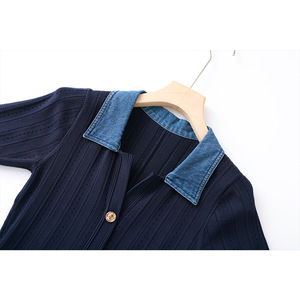 Nuovo Arrivo: Abito Lungo Elegante in Maglia con Scollo a V, Maniche Corte, Patchwork in Denim e Fibbia Metallica in Vita - Product Image 2