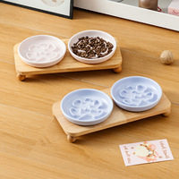 NicePets Assiette en céramique à alimentation lente en forme de trèfle à quatre feuilles |   Bol anti-étouffement pour chat et chien avec motif en relief |   Design avec option de support en chêne
