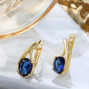 Boucles d'oreilles créoles E2087 en or avec pierre précieuse bleue en forme de goutte d'eau sertie clos, bijoux fins classiques pour femmes - Product Image 3