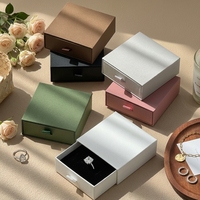 Boîte à bijoux carrée personnalisée avec logo, 9x9x3,5 cm, en carton coulissant, avec ruban de tirage, pour bague et collier