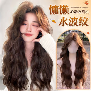 Peluca Larga Rizada Heartbeat Harvester con Flequillo Lateral, Fibra Kanekalon, Línea de Cabello Natural, Marrón Claro, Peluca Completa - Product Image 1