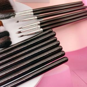 Ensemble de 26 pinceaux de maquillage en poils synthétiques vegan noirs, manche en bois, pinceaux plats, éventail, estompeurs, pour le visage - Product Image 6