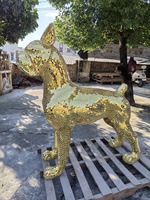 Sculpture de léopard sur pied en mosaïque de miroir argenté grandeur nature, faite à la main, statue animale brillante en miroir pour une présentation moderne et luxueuse sur le sol