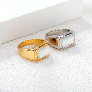 Bague carrée plaquée or 18 carats en acier inoxydable tendance avec coquillage naturel pour bagues de mariage – Vente en gros de bijoux personnalisés - Product Image 1