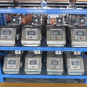 Machine à colle thermofusible haute précision 6L avec pompe à engrenages, compatible avec les adhésifs EVA, PO, PSA - Product Image 2