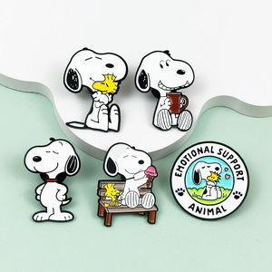 Spilla Creativa con Immagine Animata di Snoopy, Simpatico Distintivo per Zaino a Forma di Piccolo Animale, Tecnica Drip Oil, Disponibile all'Ingrosso - Product Image 3